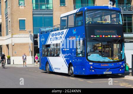 Golden Tours Hop-on-Hop-off-Doppeldeckerbus mit offenem Oberdeck in Poole, Dorset, Großbritannien, im Mai Stockfoto