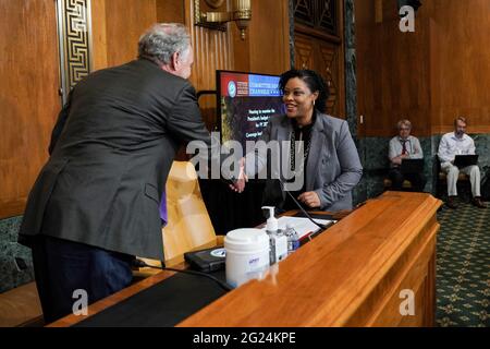 Washington, Usa. Juni 2021. Der amtierende Direktor des Office of Management and Budget Shalanda Young (R) begrüßt den Senator Tim Kaine (D-VA.) vor einer Anhörung des Senats zum Haushaltsplan am Dienstag, dem 8. Juni 2021, im US-Kapitol in Washington DC. Poolfoto von Greg Nash/UPI Credit: UPI/Alamy Live News Stockfoto