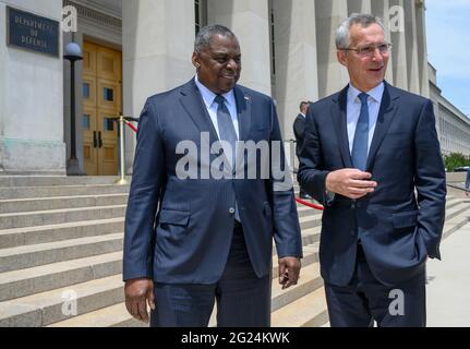 Arlington, Vereinigte Staaten Von Amerika. Juni 2021. US-Verteidigungsminister Lloyd J. Austin III, links, geht nach einem bilateralen Treffen im Pentagon am 7. Juni 2021 in Arlington, Virginia, NATO-Generalsekretär Jens Stolenberg zu seinem Fahrzeug. Quelle: Planetpix/Alamy Live News Stockfoto