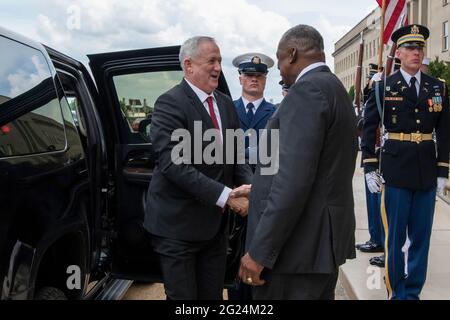 US-Verteidigungsminister Lloyd J. Austin III, rechts, begrüßt den israelischen Verteidigungsminister Benny Gantz am 3. Juni 2021 in Arlington, Virginia, im Pentagon. Stockfoto