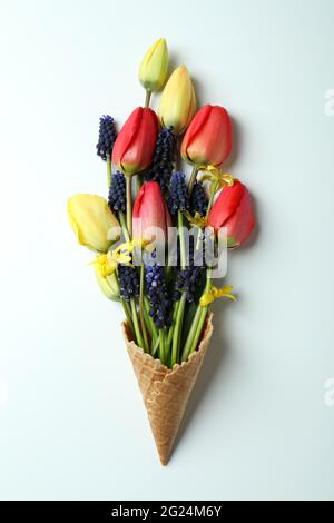 Waffelkegel mit Blumen auf weißem Hintergrund Stockfoto