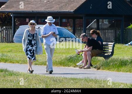 Poole, Dorset, Großbritannien. Juni 2021. Wetter in Großbritannien. Die Leute machen einen Spaziergang und genießen die heiße Nachmittagssonne im Harbourside Park in Poole in Dorset. Bildnachweis: Graham Hunt/Alamy Live News Stockfoto