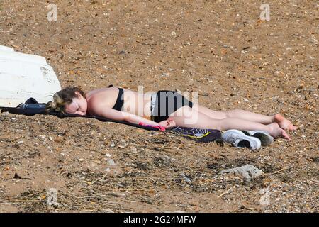 Poole, Dorset, Großbritannien. Juni 2021. Wetter in Großbritannien. Ein Sonnenbad am Strand, das die heiße Nachmittagssonne im Harbourside Park in Poole in Dorset genießt. Bildnachweis: Graham Hunt/Alamy Live News Stockfoto