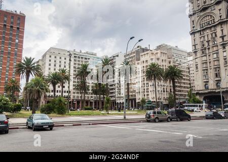 MONTEVIDEO, URUGUAY - 18. FEB 2015: Blick auf den Plaza Independecia im Zentrum von Montevideo. Stockfoto