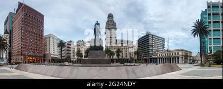 MONTEVIDEO, URUGUAY - 18. FEB 2015: Blick auf den Plaza Independecia im Zentrum von Montevideo. Stockfoto