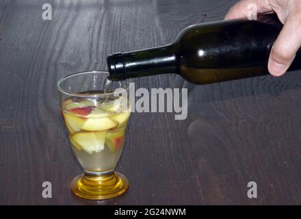 Pfirsich in Weißwein Stockfoto