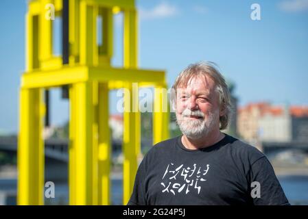 Prag, Tschechische Republik. Juni 2021. Der Bildhauer Vaclav Fiala posiert mit seiner Skulptur "Turm für Jan Palach" am Smichov-Ufer der Moldau im Rahmen der Open-Air-Ausstellung Sculpture Line Festival in Prag, Tschechische Republik, 8. Juni 2021. Kredit: Katerina Sulova/CTK Foto/Alamy Live Nachrichten Stockfoto