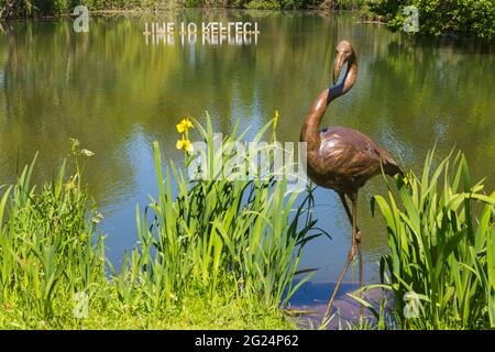 Zeit zum Nachdenken bei Sculpture by the Lakes, Pallington Lakes, Dorchester, Dorset UK im Juni Stockfoto