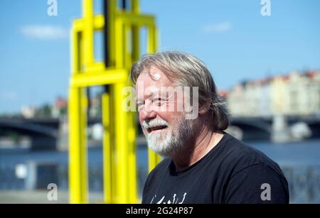 Prag, Tschechische Republik. Juni 2021. Der Bildhauer Vaclav Fiala posiert mit seiner Skulptur "Turm für Jan Palach" am Smichov-Ufer der Moldau im Rahmen der Open-Air-Ausstellung Sculpture Line Festival in Prag, Tschechische Republik, 8. Juni 2021. Kredit: Katerina Sulova/CTK Foto/Alamy Live Nachrichten Stockfoto