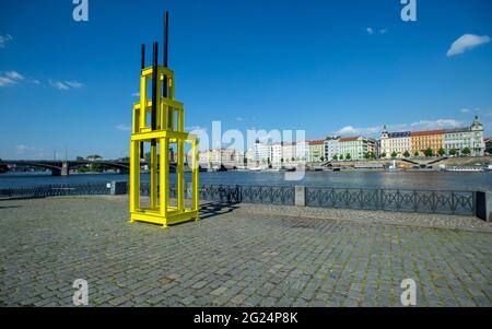 Prag, Tschechische Republik. Juni 2021. Die Skulptur „Turm für Jan Palach“ des Bildhauers Vaclav Fiala am Smichov-Damm der Moldau im Rahmen der Open-Air-Ausstellung „Skulpturenlinienfestival“ in Prag, Tschechische Republik, 8. Juni 2021. Kredit: Katerina Sulova/CTK Foto/Alamy Live Nachrichten Stockfoto