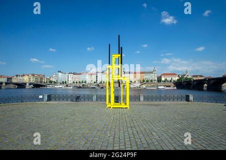 Prag, Tschechische Republik. Juni 2021. Die Skulptur „Turm für Jan Palach“ des Bildhauers Vaclav Fiala am Smichov-Damm der Moldau im Rahmen der Open-Air-Ausstellung „Skulpturenlinienfestival“ in Prag, Tschechische Republik, 8. Juni 2021. Kredit: Katerina Sulova/CTK Foto/Alamy Live Nachrichten Stockfoto