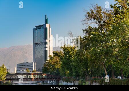 Santiago, Region Metropolitana, Chile - Telefonica Wolkenkratzer und Mapocho Fluss in Santiago de Chile Stockfoto