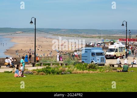 Die Küstenstadt Westward Ho ist voll von Touristen, die die Sonne genießen Stockfoto