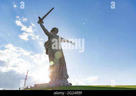 WOLGOGRAD, RUSSLAND - 16. AUGUST 2020: Die trauernde Mutter und das Mutterland nennt die Denkmäler, die im Mamayev Kurgan Memorial Complex ausgestellt sind, die Statuen Stockfoto