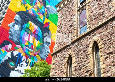 Wandgemälde mit dem Namen „Equilibrium“ in einem Gebäude in der Jarvis Street und Carlton Street, Toronto, Kanada. Die Stadtkunst wird im Saint Andrew Chur umrahmt Stockfoto
