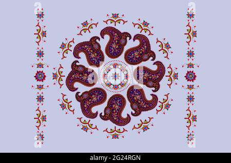 Bläulicher Hintergrund mit gemusterten Bordüren und rundem Perlenrahmen, umgeben von Paisley, verziert mit stilisierten Blumen mit Blättern und Knospen Stockfoto