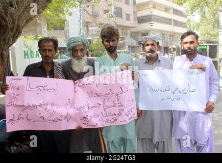 Die Bewohner von Husri veranstalten am Dienstag, dem 08. Juni 2021, im Hyderabad-Presseclub eine Protestdemonstration gegen die hohe Händigkeit einflussreicher Menschen. Stockfoto