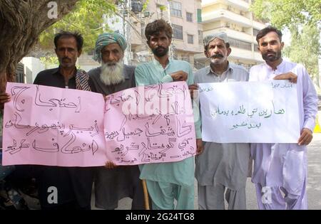 Die Bewohner von Husri veranstalten am Dienstag, dem 08. Juni 2021, im Hyderabad-Presseclub eine Protestdemonstration gegen die hohe Händigkeit einflussreicher Menschen. Stockfoto