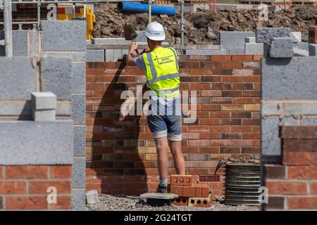 Baustufen; Farington Mews schlagen die Stamp Duty Deadline Matrix-Mauerwerk am Keepmoat Homes Development Site in Chorley. Bauherren beginnen mit dem Bau dieser großen neuen Wohnanlage mit Lynx Betonfertigteilbodensystemen. VEREINIGTES KÖNIGREICH Stockfoto