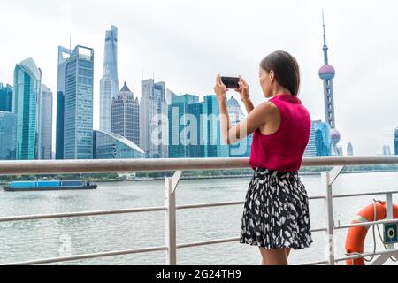 Asiatische Frau, die auf der Fähre in Shanghai telefoniert Stockfoto