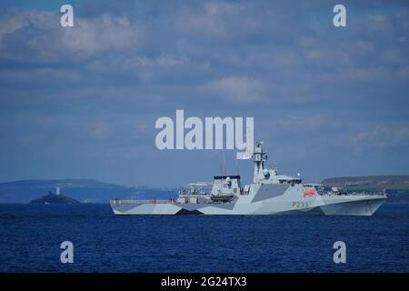 HMS Tamar, ein Offshore-Patrouillenschiff der Royal Navy der Klasse Batch 2 River in St. Ives Bay vor dem G7-Gipfel in Cornwall. Bilddatum: Dienstag, 8. Juni 2021. Stockfoto