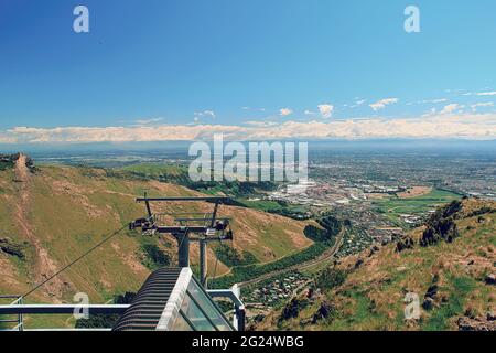 Blick auf die Christchurch Gondola die Summit Station, wo sich die Basis im Heathcote Valley befindet, und sie durchquert die Hänge des Mount Cavendish im P Stockfoto