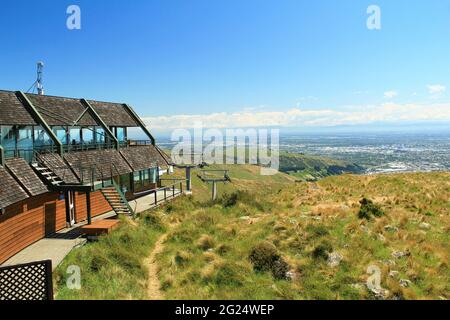 Blick auf die Christchurch Gondola die Summit Station, wo sich die Basis im Heathcote Valley befindet, und sie durchquert die Hänge des Mount Cavendish im P Stockfoto