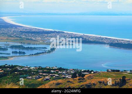 Blick auf South New Brighton von der Spitze der Port Hills, wo sich die Christchurch Gondola befindet, die Summit Station. Südinsel, Neuseeland attraktiv Stockfoto