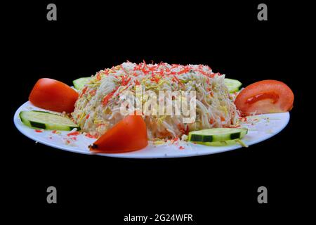 Köstlicher Kartoffelbrei. Salat in spanischen und marokkanischen Restaurants. Vegetarische Gerichte. Mit Tomaten und Gurken dekorieren. Hintergrundbilder ruhen Stockfoto