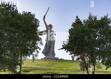 WOLGOGRAD, RUSSLAND - 16. AUGUST 2020: Die trauernde Mutter und das Mutterland nennt die Denkmäler, die im Mamayev Kurgan Memorial Complex ausgestellt sind, die Statuen Stockfoto