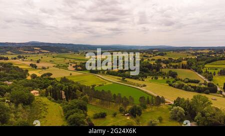 Eine atemberaubende Luftaufnahme der toskanischen Landschaft mit ihren charakteristischen Frühlingsfarben. Stockfoto