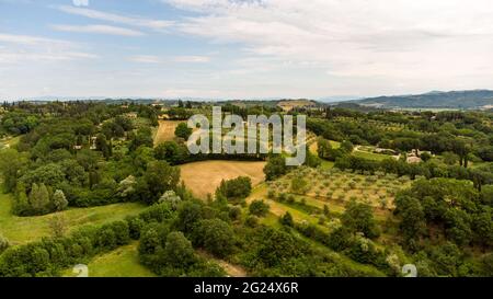 Eine atemberaubende Luftaufnahme der toskanischen Landschaft mit ihren charakteristischen Frühlingsfarben. Stockfoto