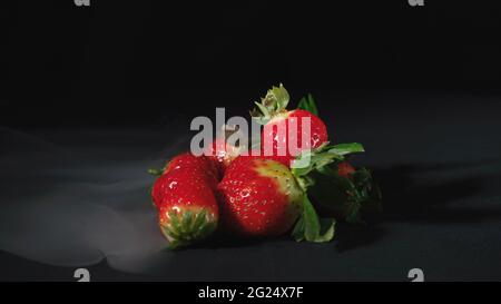 Bild von süßer Erdbeere auf schwarzem Hintergrund Stockfoto