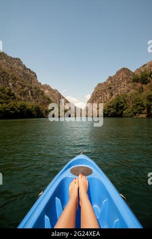 Kajak durch Fluss in Matka Canyon, Mazedonien. Frau Beine in der blauen Kajak Stockfoto