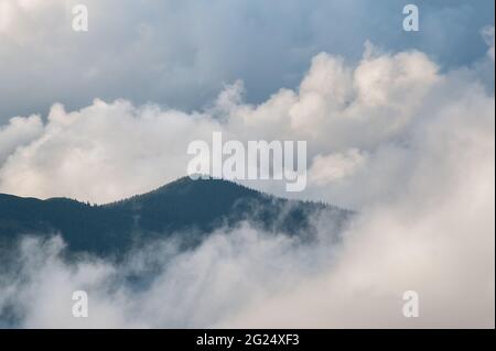 Niedrige Wolken und Berge Silhouetten. Picturecque Berglandschaft nach dem Regen Stockfoto