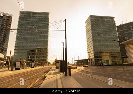 Europa, Luxemburg, Luxemburg-Stadt, Kirchberg, Straßenbahnhaltestelle für Philharmonie und Mudam im Morgengrauen Stockfoto