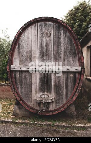 Eine Nahaufnahme eines riesigen Holzfasses für Wein, Toskana, Italien. Stockfoto