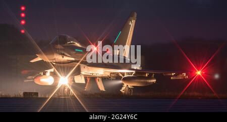 RAF Eurofighter Typhoon FGR4 über dem Kopf bei RAF Coningsby Stockfoto