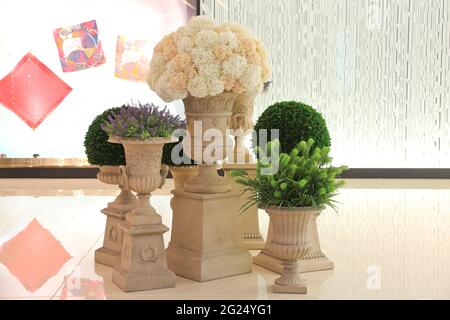 Blumenschmuck in der IFC Mall Pudong, Shanghai, Volksrepublik China. Stockfoto