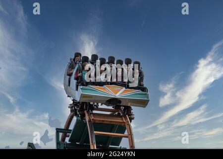 Geschwindigkeit: Keine Limits Achterbahn im Oakwood Theme Park Stockfoto