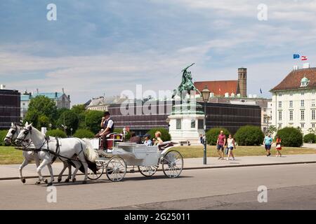 Wien, Österreich - 17 2018. Juni: Kutsche vor der Statue des Erzherzogs Karl auf dem Heldenplatz. Stockfoto