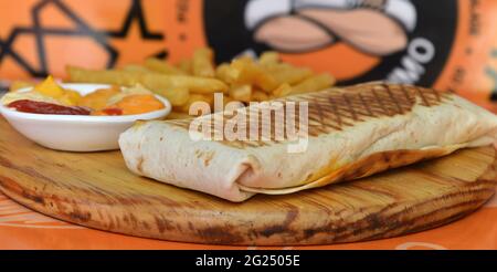 Beef Tacos mit golden Pommes frites serviert. Stockfoto