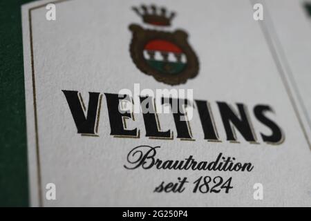 Viersen, Deutschland - Mai 9. 2021: Nahaufnahme von isoliertem Bieruntersetzer mit Logo-Schriftzug der deutschen Brauerei veltins Stockfoto