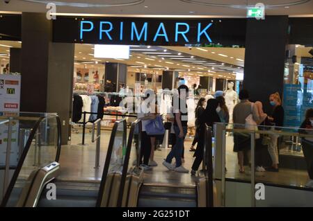 PRIMARK - der schnelle Modehaus in Friedenau, Berlin, Deutschland - 3. Juni 2021. Stockfoto