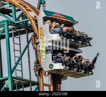 Geschwindigkeit: Keine Limits Achterbahn im Oakwood Theme Park Stockfoto