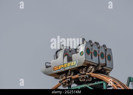 Geschwindigkeit: Keine Limits Achterbahn im Oakwood Theme Park Stockfoto