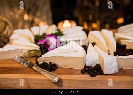 Käsekuchen Dessert auf Holztablett Stockfoto