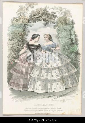 Les Modes Parisiennes, 1856, Nr. 704: Robes et Bretelles (...). Zwei Frauen wandern bewaffnet in einem Park. Nach der Bildunterschrift: Kleider und 'Bretelles Napolitaines' von Maison Delisle. Nachfolgend einige Regeln für Werbetexte für verschiedene Produkte. Druck aus dem Modemagazin Les Modes Parisiennes (1843-1885). Stockfoto