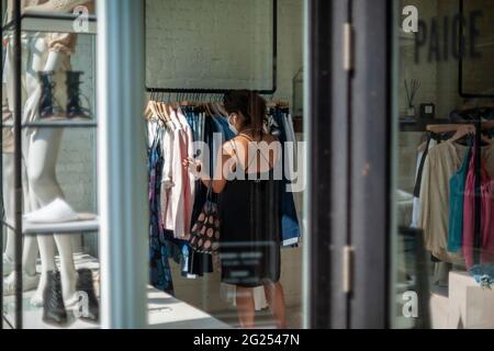 Shopping in der angesagten Bleecker Street in Greenwich Village in New York am Mittwoch, den 26. Mai 2021. (© Richard B. Levine) Stockfoto