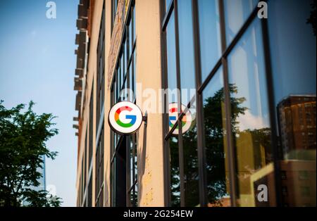 Ein Zeichen auf der Google-Zentrale am Mittwoch, 26. Mai 2021 informiert die Käufer über die bevorstehende Ankunft des mit Spannung erwarteten Google Store. Das Geschäft lockt die Besucher der Eröffnung im Sommer 2021 an und ist nur einen Block vom Apple Store des Meatpacking District entfernt. (© Richard B. Levine) Stockfoto